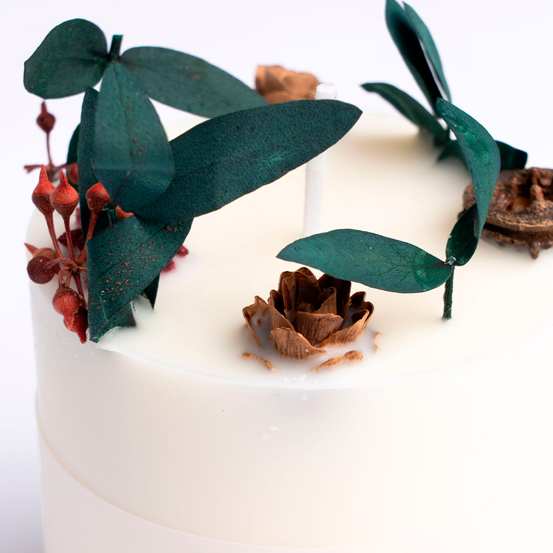 Confezione regalo candela profumata in cera di soia con fiori freschi essiccati